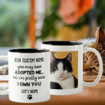 Tasse 2 Couleurs Cher Cher Chat Drôle Dit | Photo et nom du chat pe<br><div class="desc">C'est une citation parfaite hilarante et relatable ! La tasse customisée avec une photo de votre chat qui dit "Vous m'avez peut-être adoptée, mais je suis sûr que je vous possède" est une excellente façon de se moquer de la perception commune que les chats dominent la perle. La tasse ferait...</div>