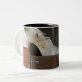 Tasse 2 Couleurs Cheval gris dans une écurie (Devant gauche)