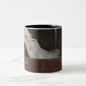 Tasse 2 Couleurs Cheval gris dans une écurie (Centre)