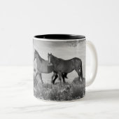 Tasse 2 Couleurs Chevaux dans la neige - noire et blanche (Devant droit)