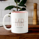 Tasse 2 Couleurs Chic New MR Nom personnalisé Mariage Date Blush<br><div class="desc">Cute,  tasse à café moderne disant MR dans la typographie moderne en rose roux poussiéreux avec votre nom de famille dans la calligraphie script tendance sur une tasse à café à deux tons. Aimer l'intérieur bleu marine foncé mais disponible en beaucoup plus de couleurs.</div>