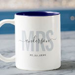 Tasse 2 Couleurs Chic Nouveau MRS Nom personnalisé Mariage Date Ble<br><div class="desc">Cute,  tasse à café moderne disant MRS dans la typographie moderne en bleu poussiéreux avec votre nom de famille dans la calligraphie script tendance sur une tasse à café à deux tons. Aimer l'intérieur rose mais disponible en beaucoup plus de couleurs.</div>