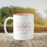 Tasse 2 Couleurs Chic Nouveau MRS Nom personnalisé Mariage Date Blu<br><div class="desc">Cute,  tasse à café moderne disant MRS dans la typographie moderne en rose vif avec votre nom de famille dans la calligraphie script tendance sur une tasse à café à deux tons. Aimer l'intérieur rose mais disponible en beaucoup plus de couleurs.</div>