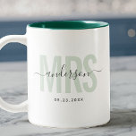 Tasse 2 Couleurs Chic Nouveau MRS Nom personnalisé Mariage Date Sag<br><div class="desc">Cute,  tasse à café moderne disant MRS dans la typographie moderne en vert sauge avec votre nom de famille dans la calligraphie script tendance sur une tasse à café à deux tons. Aimer l'intérieur rose mais disponible en beaucoup plus de couleurs.</div>