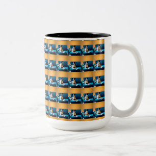 Tasse 2 Couleurs Chien assis sur une chaise