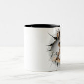 Tasse 2 Couleurs chien dans un mur fissuré (Centre)