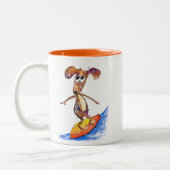 Tasse 2 Couleurs Chien mignon Whimsical sur Surboard (Gauche)