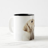 Tasse 2 Couleurs Chiot blond de Labrador collant la langue (Devant gauche)