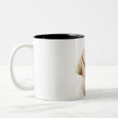 Tasse 2 Couleurs Chiot blond de Labrador collant la langue (Gauche)