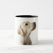 Tasse 2 Couleurs Chiot blond de Labrador collant la langue (Centre)