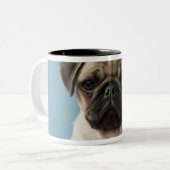 Tasse 2 Couleurs Chiot de carlin sur le fond bleu (Devant gauche)