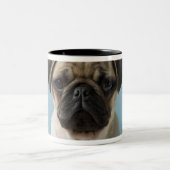 Tasse 2 Couleurs Chiot de carlin sur le fond bleu (Centre)