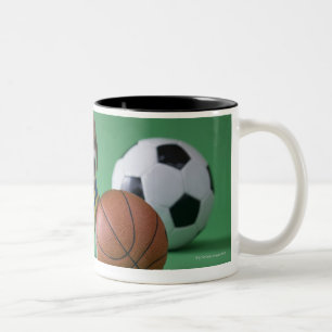 Tasse 2 Couleurs Chiot entouré par des boules de sport