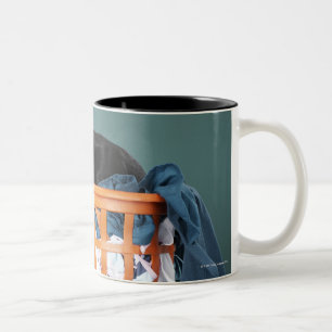 Tasse 2 Couleurs Chiot se situant dans le panier de blanchisserie