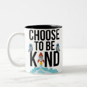 Tasse 2 Couleurs Choisissez d'être aimable - les astronautes drôles (Gauche)