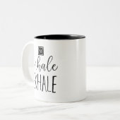 Tasse 2 Couleurs Citation Inspirationnelle Monogram Inhale (Devant gauche)