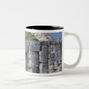 Tasse 2 Couleurs Colonnes de pierre anciennes à Chichen Itza. Centr