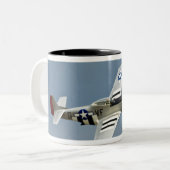 Tasse 2 Couleurs Combattant de mustang de P-51D avec voler (Devant gauche)