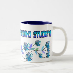 Tasse 2 Couleurs Conception bleue de fleurs d'étudiant de Pharm D