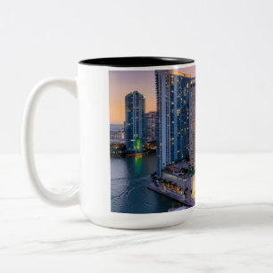 Tasse 2 Couleurs Coucher de soleil sur la ligne d'horizon de Miami