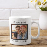 Tasse 2 Couleurs Couple mignon amoureux photo à la première essuie<br><div class="desc">Faites de votre événement spécial une expérience mémorable avec cette tasse de café photo personnalisée "L'amour au premier essuie-tout" qui attire l'oeil. Parfait pour les couples qui se sont connectés pour la première fois sur un site de rencontres en ligne, cette tasse présente un design unique qui célèbre la façon...</div>