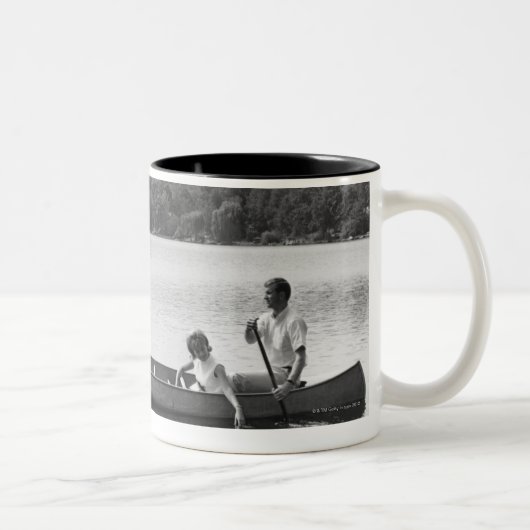 Tasse 2 Couleurs Couples dans un canoë (Droit)
