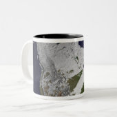 Tasse 2 Couleurs Couverture de neige d'hiver dans l'hémisphère nord (Devant gauche)