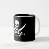 Tasse 2 Couleurs Crâne de drapeau de pirate et jolly roger croisé (Devant droit)
