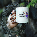Tasse 2 Couleurs Croyez en la sorcière magique Halloween<br><div class="desc">Cute tasse à café Halloween dans un texte "Croyez en la magie" avec joli design sorcier. Une tasse d'Halloween amusante pour la femme sorcière dans votre vie.</div>