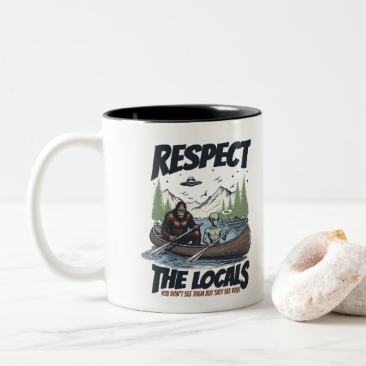 Tasse 2 Couleurs Cryptid Sasquatch Alien UFO Canoe Graphic (Avec donut)