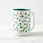 Tasse 2 Couleurs Custom St. Patrick's Day Hummingbird and Shamrocks (Devant droit)