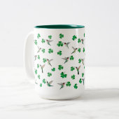 Tasse 2 Couleurs Custom St. Patrick's Day Hummingbird and Shamrocks (Devant gauche)