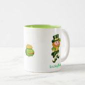 Tasse 2 Couleurs Cute Leprechaun, Calligraphie & Pot d'or (Devant droit)