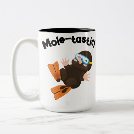 Tasse 2 Couleurs Cute Mole nage en palmes Avogadro's Mole Day (Gauche)