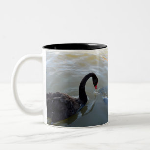 Tasse 2 Couleurs Cygne Noir Attaqué Par Des Poissons Géants,