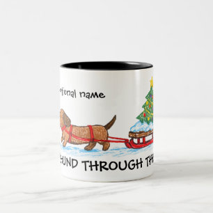 Tasse 2 Couleurs Dachshund à travers la neige de Noël
