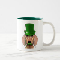 Dachshund avec chapeau vert et moustache