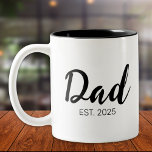 Tasse 2 Couleurs Dad Established New Dad Gift<br><div class="desc">Dad Established New Dad Mug - Minimal Simple Black Script Dad Typography - Add your custom "Est" established year date when your first child was born. Add additional years for each child.</div>