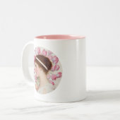 Tasse 2 Couleurs Dame en robe classique avec tulipes roses (Devant gauche)