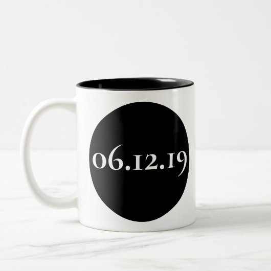 Tasse 2 Couleurs Date spéciale personnalisée noir et blanc (Gauche)