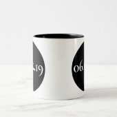 Tasse 2 Couleurs Date spéciale personnalisée noir et blanc (Centre)