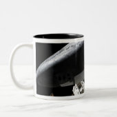 Tasse 2 Couleurs Découverte de navette spatiale ancrée (Gauche)