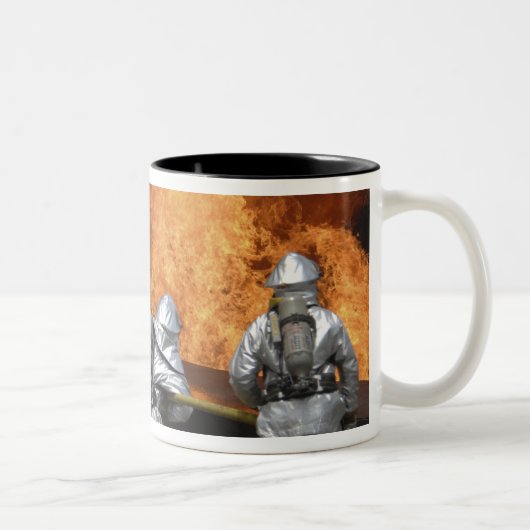 Tasse 2 Couleurs Des pompiers neutralisent un incendie (Droit)