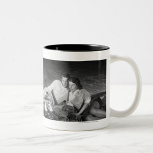 Tasse 2 Couleurs Deux couples sur la plage se reposant autour du