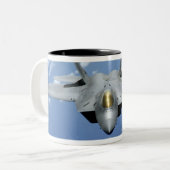 Tasse 2 Couleurs Deux F-22 Raptors survolent l'océan Pacifique 2 (Devant gauche)