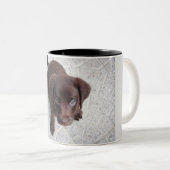 Tasse 2 Couleurs Deux tongs avec design chiot. (Devant droit)