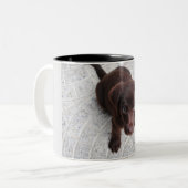 Tasse 2 Couleurs Deux tongs avec design chiot. (Devant gauche)