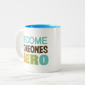 Tasse 2 Couleurs Devenez quelqu'un héros Inspirationnel (Devant gauche)