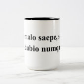 Tasse 2 Couleurs Dire de latin : "Souvent mal, mais jamais dans le (Centre)