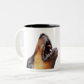 Tasse 2 Couleurs Dobermann hurlant, plan rapproché (Devant gauche)